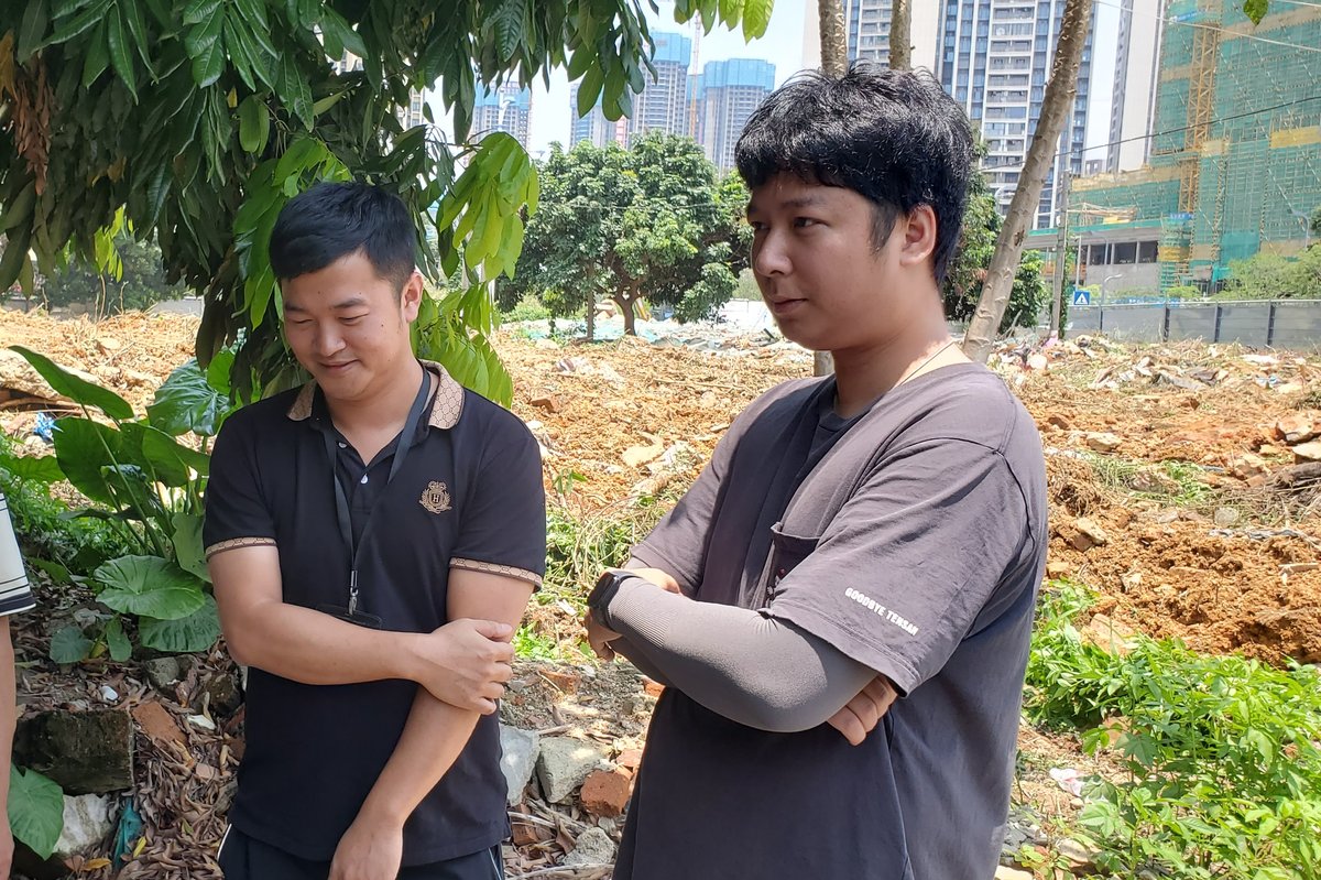 光明街道办事处派员持“小散工程备案回执”现场指挥确保违法施工完成，限制居民回家，阻止业主自救以及获得公力救济。