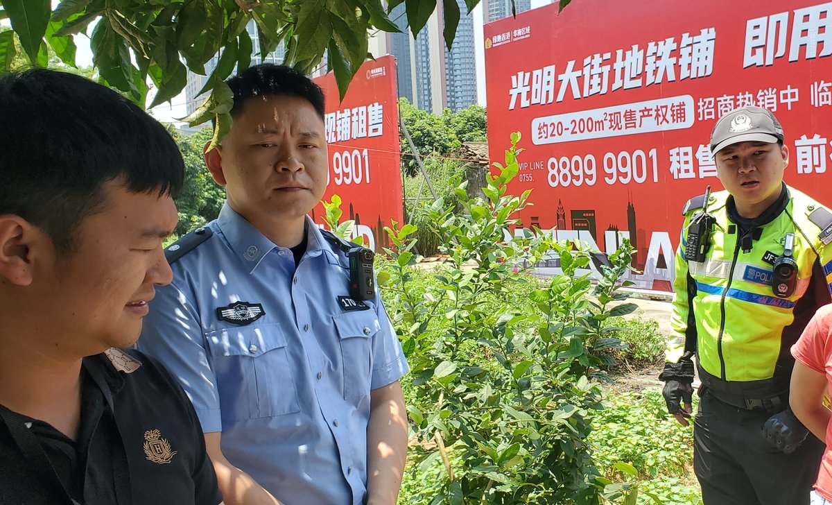 光明街道办事处派员持“小散工程备案回执”现场指挥确保违法施工完成，限制居民回家，阻止业主自救以及获得公力救济。