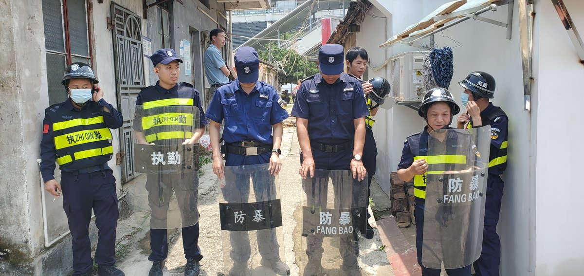 光明街道办事处派员持“小散工程备案回执”现场指挥确保违法施工完成，限制居民回家，阻止业主自救以及获得公力救济。